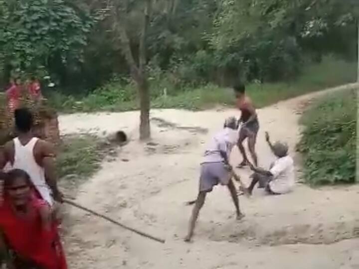 ज़मीन विवाद में दबंगों ने बुज़ुर्ग की लाठी-डंडों से की पिटाई, वीडियो वायरल होने पर पुलिस ने 3 लोगों को किया गिरफ्तार