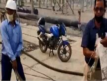 ग्रेटर नोएडा: NTPC प्लांट में तेंदुए के बाद दिखा कई फीट लंबा अजगर, वन विभाग ने जंगल में छोड़ा, देखें VIDEO