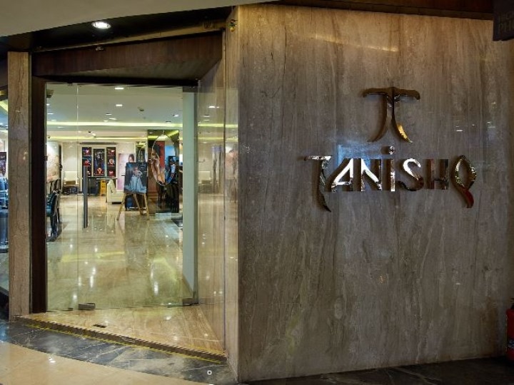 Tanishq Ad controversy :  Titan's shares are down but now on recovery track जानिए-हंगामे के बीच तनिष्क के कारोबार पर कैसा असर पड़ा, शेयर बाजार में क्या है हालत