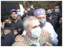 जम्मू-कश्मीर: महबूबा मुफ्ती की रिहाई के बाद उनसे मिले पूर्व मुख्यमंत्री उमर अब्दुल्ला