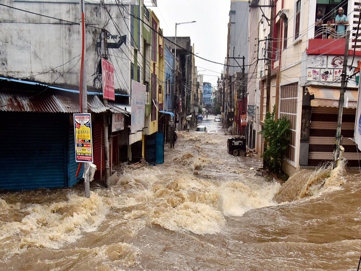 हैदराबाद में बारिश से भारी तबाही, राज्य सरकार ने आज और कल दो दिन छुट्टी का किया ऐलान