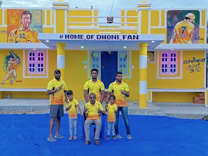 बता दें कि महेंद्र सिंह धोनी सिर्फ फैंस के फेवरेट नहीं है. आईपीएल 13 के दौरान कई मौकों पर उनके साथ आ विरोधी टीम के खिलाड़ी भी धोनी के सामने बतौर फैन ही पेश आ रहे हैं.