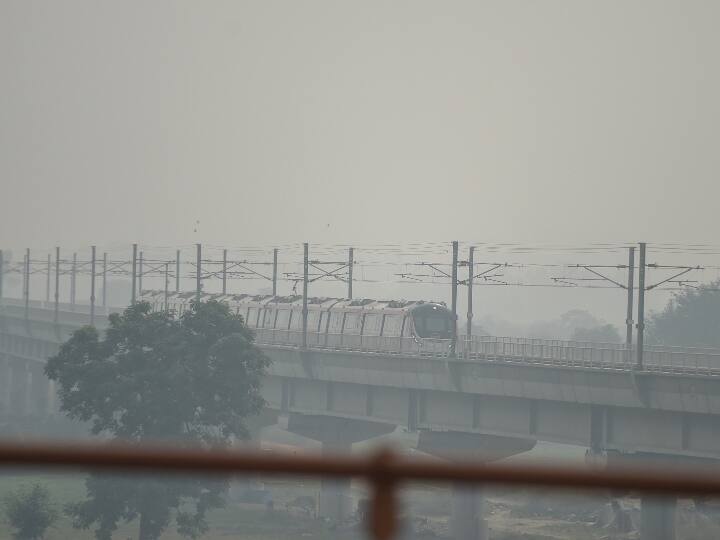 air quality remains severe in noida aqi crosses 700 ann नोएडा में बढ़ता जा रहा प्रदूषण का कहर, लोगों को सांस लेने में दिक्कत, 700 पार हुआ AQI