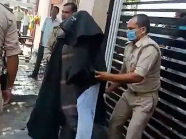 Lucknow Police detained congress leader Alok Prasad accused of inciting woman to self immolation लखनऊ: कांग्रेस नेता आलोक प्रसाद पर महिला को आत्मदाह के लिए उकसाने का आरोप, पुलिस ने हिरासत में लिया