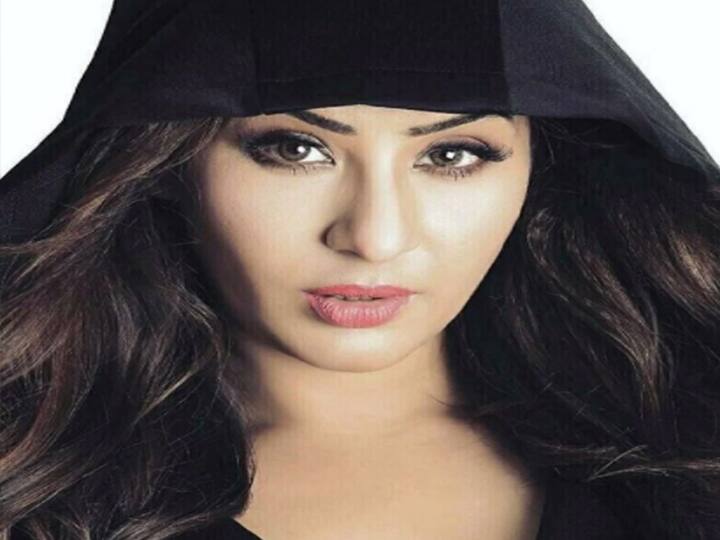   हिना खान और गौहर खान शिल्पा शिंदे के खाने की तारीफ करती हैं. बाद में हिना भी सिद्धार्थ को चिढ़ाते हुए कहती हैं- तुम्हारी लाइफ में कितनी शिल्पा हैं?