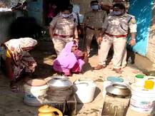 पीलीभीत: प्रशासन की उदासीनता से गांव में धधक रही हैं कच्ची शराब की भट्टियां, महिलाएं भी शामिल