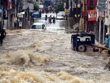 IN PICS: आंध्र प्रदेश और तेलंगाना में भारी बारिश से 'जलप्रलय', पानी में बहने लगी कारें, राहत-बचाव कार्य जारी