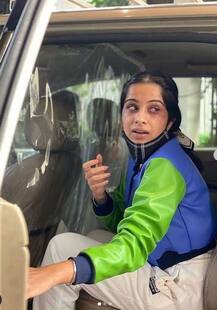 Bigg Boss 14: सारा गुरपाल की आंखों पर निक्की तंबोली ने नाखूनों से किया हमला, शो छोड़कर इलाज के लिए निकली एक्ट्रेस की तस्वीरें वायरल