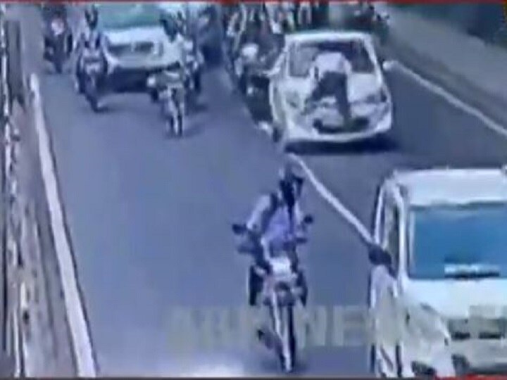 Policeman dragged on bonnet of car in Delhi दिल्ली में कार चालक का आतंक, पुलिसवाले को कार के बोनट पर घसीटकर सड़क पर पटका