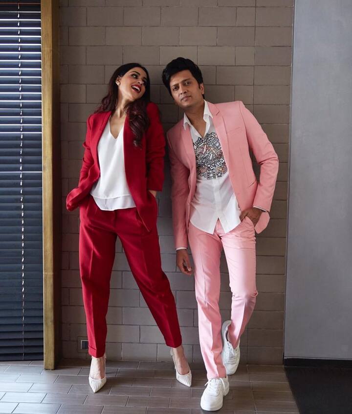 जेनेलिया डिसूजा और रितेश देशमुख ने साल 2012 में एक दूसरे से शादी कर ली थी. लेकिन इनकी पहली मुलाकात हुई थी 2003 में, जब दोनों तुझे मेरी कसम फिल्म के लिए साथ आए थे. ये इनकी पहली फिल्म थी और इस फिल्म से दोनों एक दूसरे के अच्छे दोस्त बने और समय के साथ ये दोस्ती इतनी मजबूत हुई कि दोनों एक रिश्ते में आ गए. आखिरकार इन्होंने शादी का फैसला लिया और 2012 में इन्होंने शादी कर ली. 