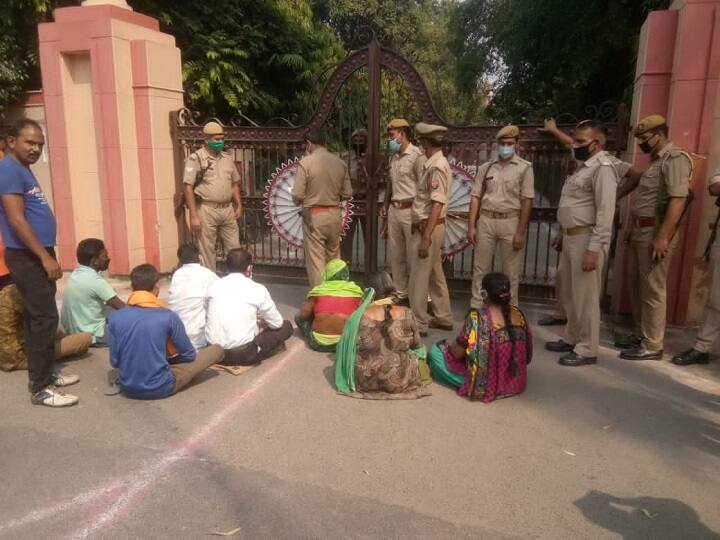 UP: स्कूल खुलने से पहले ही फीस के लिए दबाव बना रहे स्कूल, पैरेंट्स ने किया प्रदर्शन UP: Schools are pressing for fees even before school opens, parents protest ANN UP: स्कूल खुलने से पहले ही फीस के लिए दबाव बना रहे स्कूल, पैरेंट्स ने किया प्रदर्शन