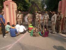 UP: स्कूल खुलने से पहले ही फीस के लिए दबाव बना रहे स्कूल, पैरेंट्स ने किया प्रदर्शन