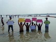 इलाहाबाद युनिवर्सिटी के छात्रों को जल सत्याग्रह करना महंगा, जबरन घसीटकर थाने ले गई पुलिस