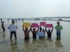 इलाहाबाद युनिवर्सिटी के छात्रों को जल सत्याग्रह करना महंगा, जबरन घसीटकर थाने ले गई पुलिस