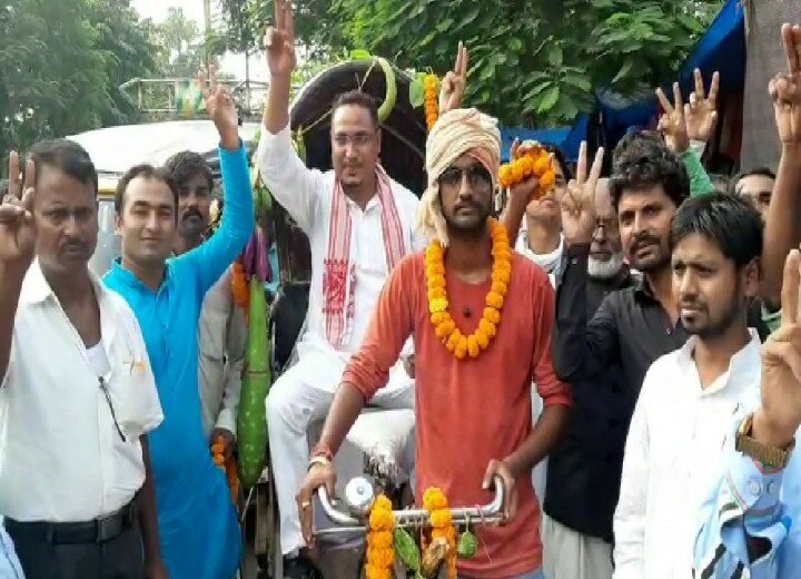 Bihar Election: Candidates who came for nomination on a rickshaw adorned with green vegetables, said this when asked the reason ann बिहार चुनाव: हरी सब्जियों से सजे रिक्शे पर नामांकन करने पहुंचे प्रत्याशी, वजह पूछने पर कही यह बात