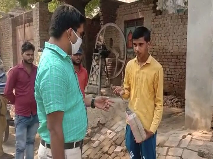 Agra Electricity department team raid action taken against villagers found stealing electricity ann आगरा: विद्युत विभाग की टीम ने मारा छापा, बिजली चोरी करने वालों के खिलाफ की गई कार्रवाई