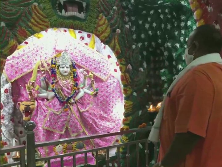 corona effect on navratri people maintaining social distancing at temples ann  प्रयागराज: नवरात्रि पर भी कोरोना संक्रमण का असर, घरों में ही पूजा कर रहे श्रद्धालु, मंदिरों में भीड़ कम