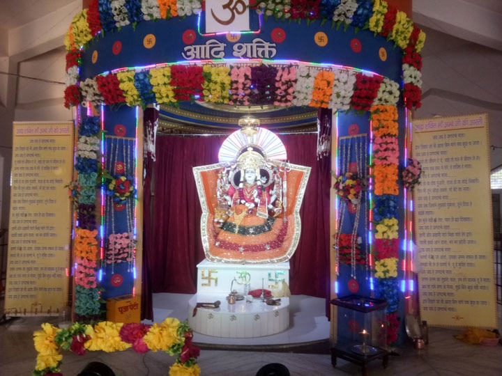 pilgrims are taking blessings from goddess in temples ann Navratri 2020: मेरठ के मंदिरों में सुबह से लगा भक्तों का तांता, मां के दर्शन कर मांग रहे मुरादें