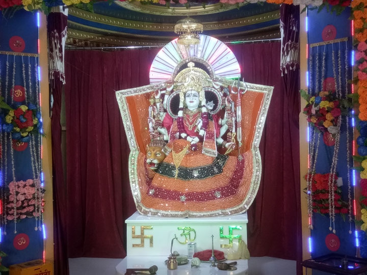 Navratri 2020: मेरठ के मंदिरों में सुबह से लगा भक्तों का तांता, मां के दर्शन कर मांग रहे मुरादें