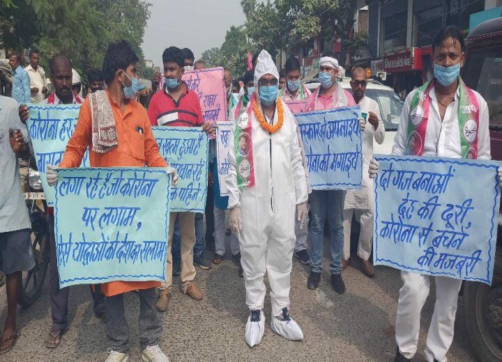 Bihar Election: JAP candidate wearing PPE kit to enroll, given mask to police officers ann Bihar Election: PPE किट पहनकर नामांकन करने पहुंचा JAP उम्मीदवार, पुलिस अधिकारियों को दिया मास्क