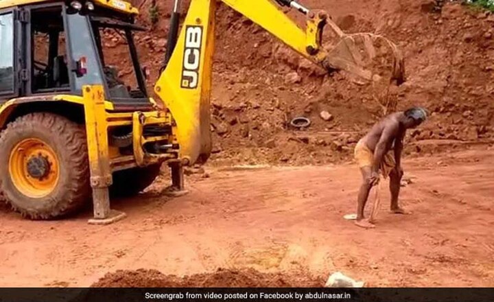 Viral video: शख्स ने पीठ खुजलाने के लिए किया JCB का इस्तेमाल, सोशल मीडिया पर वीडियो वायरल Man uses jcb machine for itching video went viral Viral video: शख्स ने पीठ खुजलाने के लिए किया JCB का इस्तेमाल, सोशल मीडिया पर वीडियो वायरल