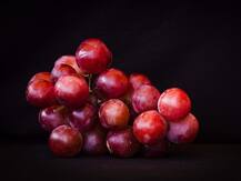 Health Tips: लाल अंगूर के सेवन से इन रोगों का खतरा होता है कम