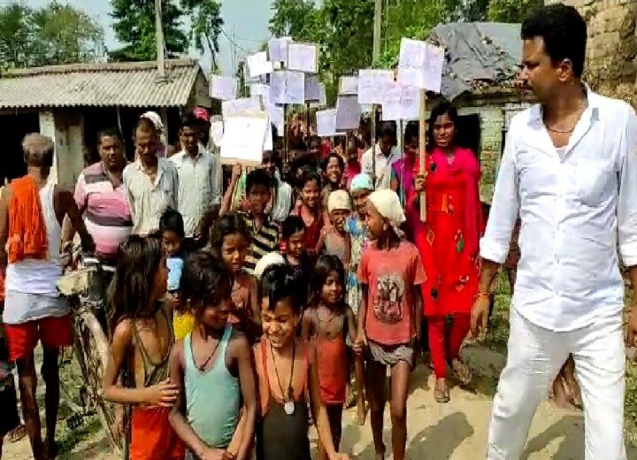 Bihar: a village with a population of thousands does not have a school, girls have to go 5 kilometers to study ann बिहार: हजारों की आबादी वाले गांव में नहीं है स्कूल, पढ़ाई के लिए बच्चियों को जाना पड़ता है 5 किलोमीटर दूर