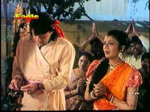बहुचर्चित टीवी सीरियल रामायण में राम का किरदार निभा चुके अरुण गोविल की फिल्म ‘जय मां दुर्गा’ में भी देवी दुर्गा को समर्पित गीत गाए गए थे. फिल्म के गीतों को कुमार सानू, अनुराधा पौडवाल, सुरेश वाडकर, जॉली मुखर्जी, श्रीकांतो आचार्य और  श्रीराधा बंधोपाध्याय ने अपनी आवाज़ दी थी.