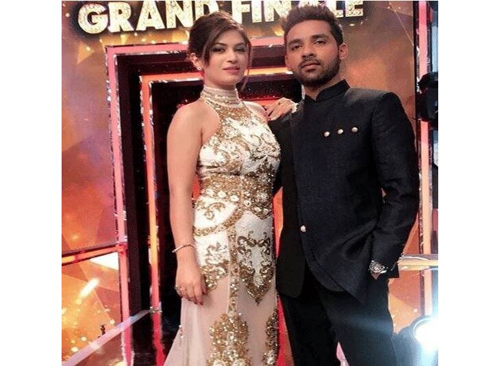 पुनीत और बंदगी...दोनों ने शो में खूब सुर्खियां बंटोरी थी. दोनों फेमस कपल बन गए थे. जब बंदगी ने शो में एंट्री ली थी तब वो डेनिस नागपाल को डेट कर रही थीं लेकिन बंदगी ने पुनीश के प्यार में अपना पुराना रिश्ता तोड़ लिया था.