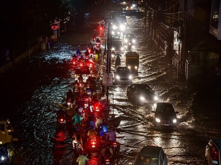 Hyderabad: Due to the breakdown of rain-fed Balapur lake, water filled in many areas, many vehicles were flowing in the strong current हैदाराबाद: बारिश से लबालब बालापुर झील टूटने से कई इलाकों में भरा पानी, तेज बहाव में कई गाड़िया बहीं