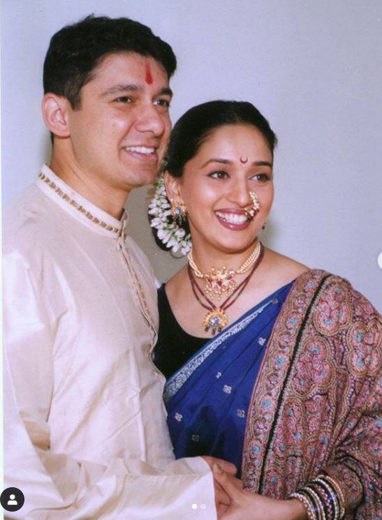 धक धक गर्ल माधुरी दीक्षित(Madhuri Dixit) ने जब शादी की तो हज़ारों लोगों के दिलों को तोड दिया था. उन्होंने यूएसए बेस्ड भारतीय मूल के डॉ. श्रीराम नेने(Dr. Shriram nene) से ब्याह रचाया. ये शादी अमेरिका में हुई थी. और शादी के बाद माधुरी कुछ सालों के लिए वहीं रहीं. हालांकि अब मुंबई में परिवार के साथ सेटल हो चुकी हैं. 