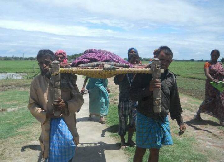 कोसी तटबंध के कई गांव में खाट के भरोसे है स्वास्थ्य व्यवस्था, केवल चुनाव के समय नेता जी को आती है क्षेत्र की याद