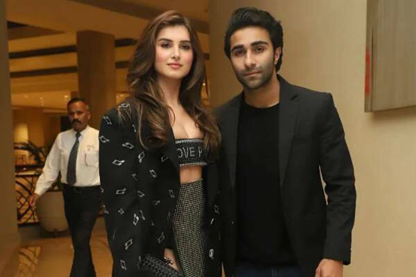 बताते चले किं आदर जैन करीना-करिश्मा कपूर की बुआ रीमा जैन के छोटे बेटे हैं.