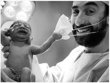 Viral: नवजात शिशु ने जब डॉक्टर का उतारा मास्क, मासूम के संकेत को लोगों ने समझा 'उम्मीद की किरण'