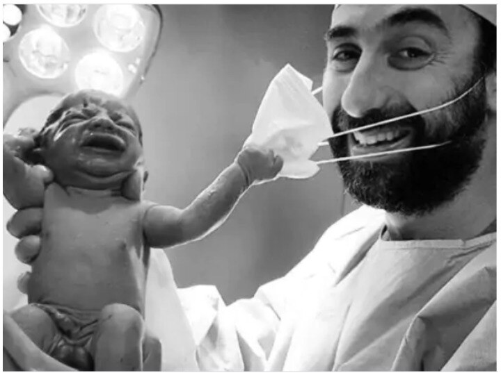 Viral: Newborn baby takes off doctor mask, social media users call 'ray of hope' Viral: नवजात शिशु ने जब डॉक्टर का उतारा मास्क, मासूम के संकेत को लोगों ने समझा 'उम्मीद की किरण'