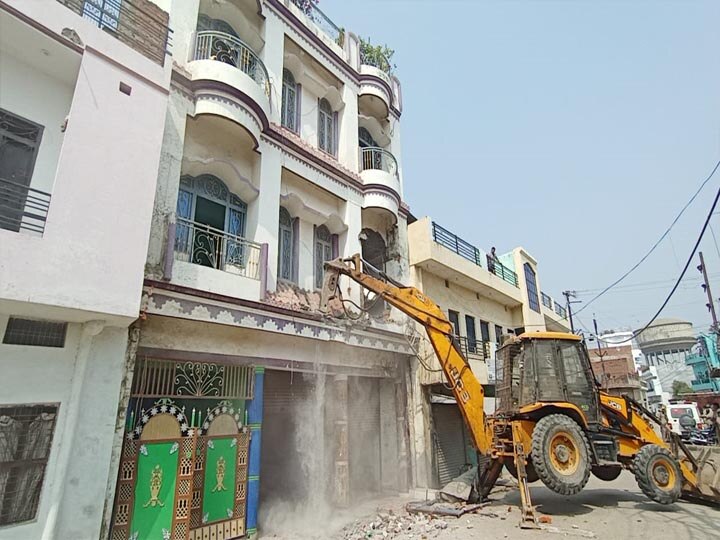 Mafia Atiq ahmad aide Zulfikar residence demolished by Government in Prayagraj ann प्रयागराज में अब तोता के आशियाने पर चला योगी सरकार का बुलडोज़र, करोड़ों की इमारत को किया गया ज़मींदोज़