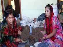 जालौन: गाय के गोबर से दीये और गणेश लक्ष्मी की प्रतिमाएं तैयार कर रही हैं महिलाएं, बाजार में है डिमांड