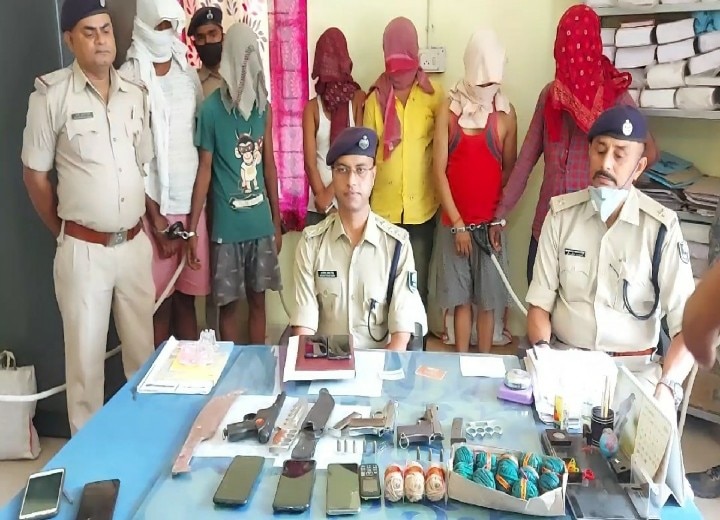 Bihar: Police arrests 6 people planning criminal incident, recovered bombs alive ann बिहार: आपराधिक घटना की प्लानिंग कर रहे 6 शख्स को पुलिस ने किया गिरफ्तार, हथियार समेत जिंदा बम किया बरामद