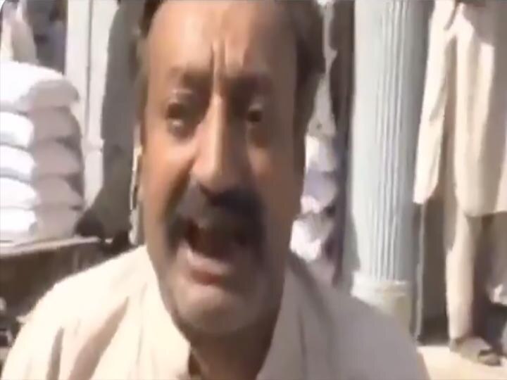 This man crying after not able to get flour in Pakistan महंगाई से पाकिस्तान में हालात बेकाबू, आटा न मिलने पर फूट फूटकर रोया ये शख्स, वीडियो हो रहा वायरल