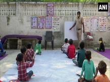 Trending: दिल्ली पुलिस में तैनात कॉन्स्टेबल ने उठाया गरीब बच्चों की शिक्षा का जिम्मा, जरूरतमंदों के लिए बने मसीहा