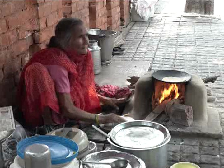 Agra Roti Wali Amma sale is down seeking for help ANN आगराः रोटी वाली अम्मा की बढ़ी परेशानी, एक तो बिक्री नहीं दूसरे प्रशासन दुकान उठवाने को तैयार