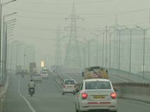 नोएडाः 350 के पार हुआ एयर क्वालिटी इंडेक्स, ज़हरीली हवा से हो रही आंखों मे जलन