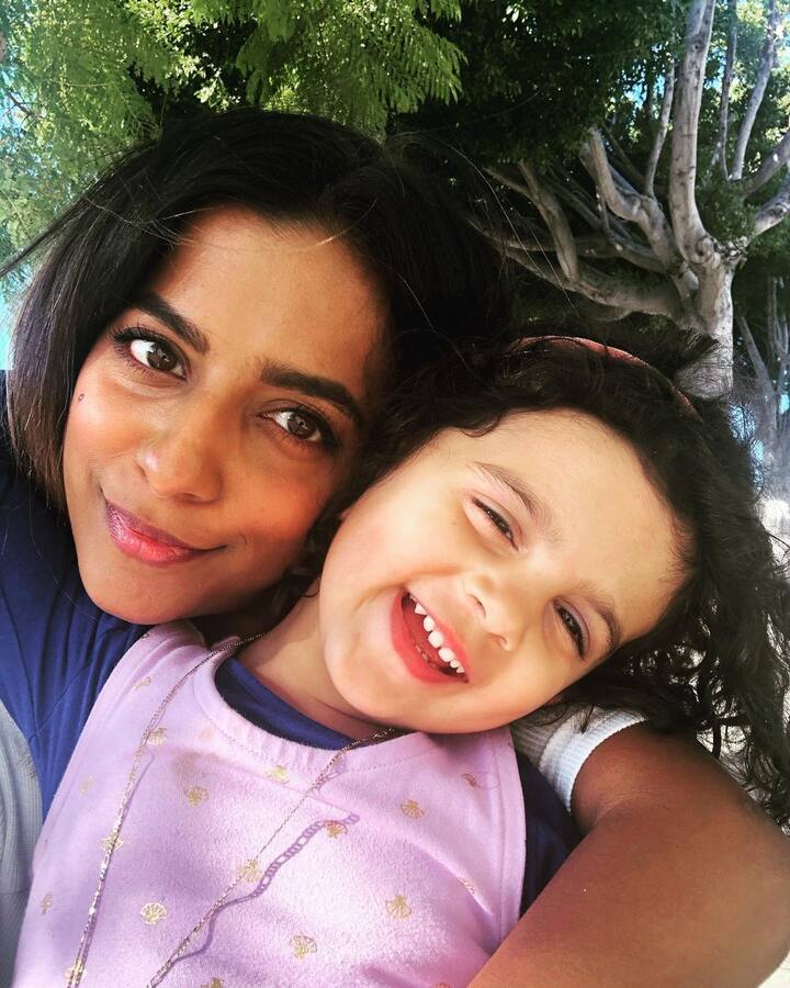 प्रियंका के पति निक जोन और द व्हाइट टाइगर में उनके को-स्टार राजकुमार राव और अन्य भारतीय दोस्तों ने लिखा,