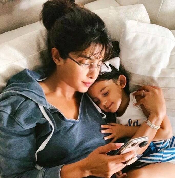 इस तस्वीर में प्रियंका ने चश्मा पहन रखा है और एक हाथ से अपना मोबाइल पकड़ा हुऐर दूसरा हाथ स्काई कृष्णा की गर्दन के नीचे हैं. प्रियंका का हाथ उनके लिए कंधा बना हुआ है.  