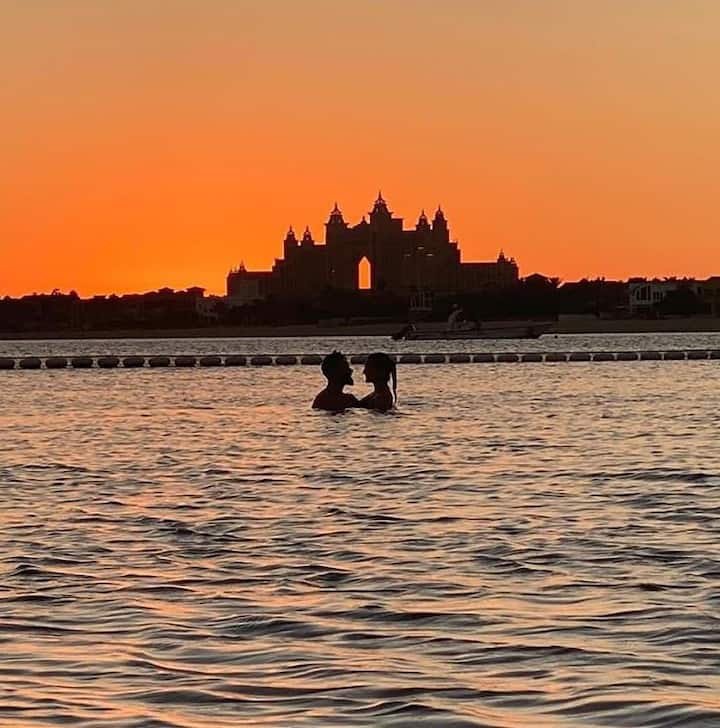 इससे पहले पूल में रिलैक्स करते विराट अनुष्का की एक तस्वीर क्रिकेटर एबी डिविलर्स ने क्लिक की थी जिसे विराट ने इंस्टाग्राम के जरिए शेयर किया था. ये तस्वीर भी इंटरनेट पर खूब वायरल हुई थी. 