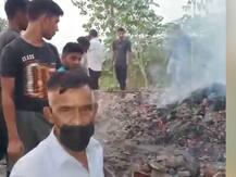 यूपीः इंचौली में जलती चिता पर गिरी श्मशान घाट की छत, मलबे से निकालनी पड़ी लाश