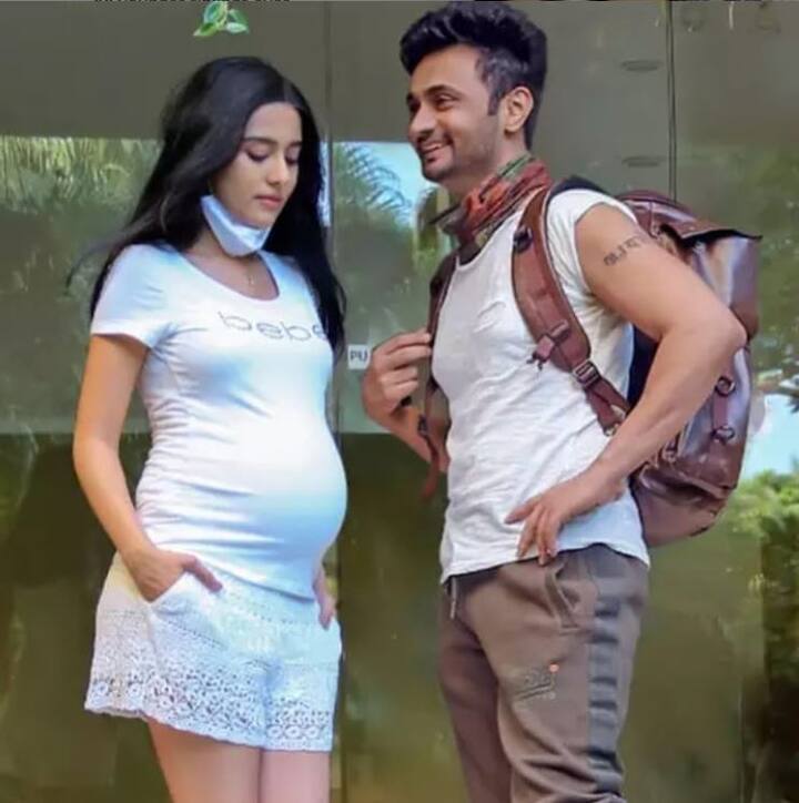 बता दें कि कुछ दिनों पहले सोशल मीडिया पर अमृता राव की बेबी बंप में एक तस्वीर सामने आई थी जो कि खूब वायरल हुई थी. इस तस्वीर में अमृता कहीं बाहर आउटिंग करते दिखाई दी थीं. 