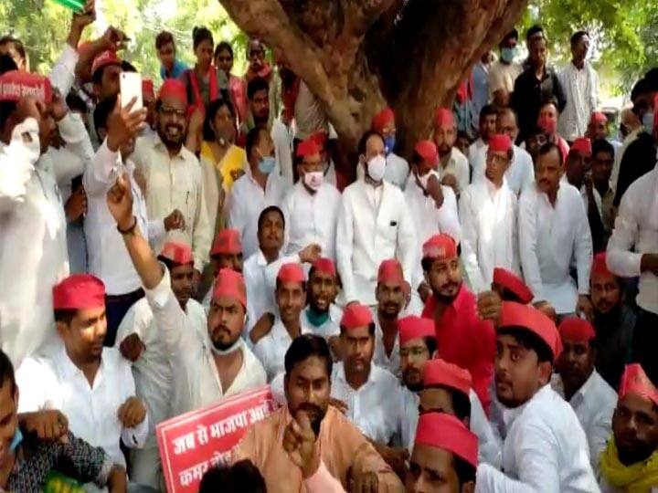 रायबरेली: ज्ञापन देने पहुंचे सपाइयों ने जमकर किया हंगामा, सोशल डिस्टेंसिंग की उड़ाई धज्जियां Samajwadi Party workers protest at collectrate office Raebareli ann रायबरेली: ज्ञापन देने पहुंचे सपाइयों ने जमकर किया हंगामा, सोशल डिस्टेंसिंग की उड़ाई धज्जियां