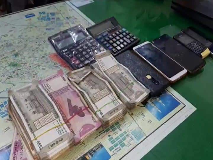 मेरठ: आईपीएल में ऑनलाइन लगवाते थे सट्टा, पुलिस ने रंगे हाथों दो सटोरियों को धर दबोचा Meerut Police arrested two bookies betting in IPL ann मेरठ: आईपीएल में ऑनलाइन लगवाते थे सट्टा, पुलिस ने रंगे हाथों दो सटोरियों को धर दबोचा