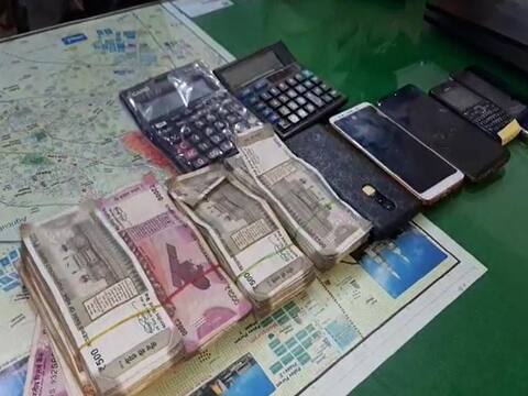 मेरठ: आईपीएल में ऑनलाइन लगवाते थे सट्टा, पुलिस ने रंगे हाथों दो सटोरियों को धर दबोचा मेरठ: आईपीएल में ऑनलाइन लगवाते थे सट्टा, पुलिस ने रंगे हाथों दो सटोरियों को धर दबोचा